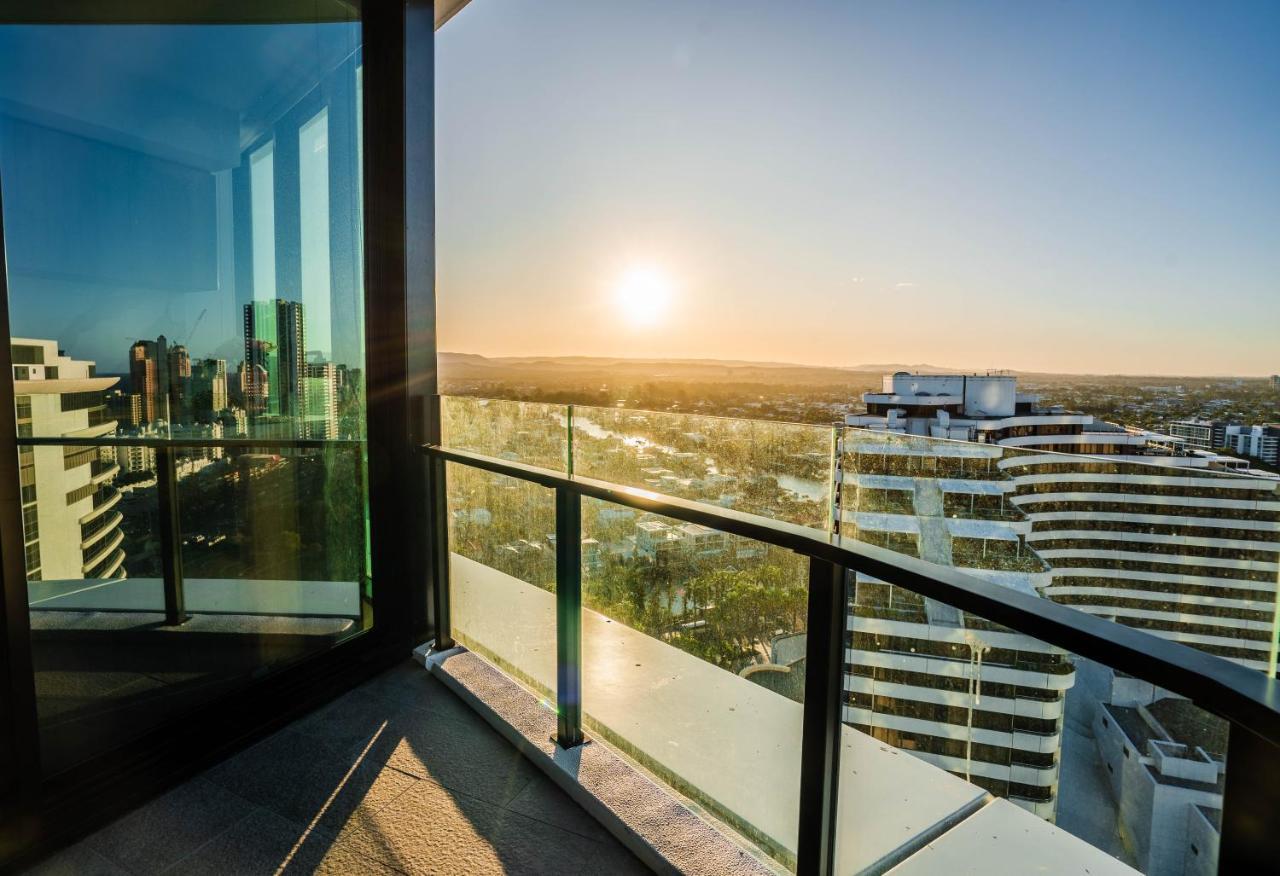 2 Bedroom Luxurious Family Apartment Next To Pacific Fair - Broadbeach Gold Coast Gc22 Dış mekan fotoğraf
